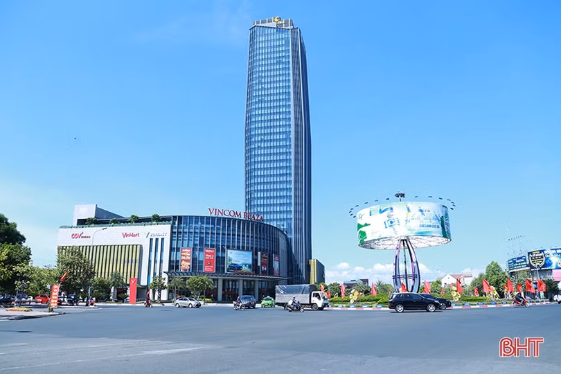 “Tô điểm” phố phường Hà Tĩnh mừng đại hội Đảng các cấp