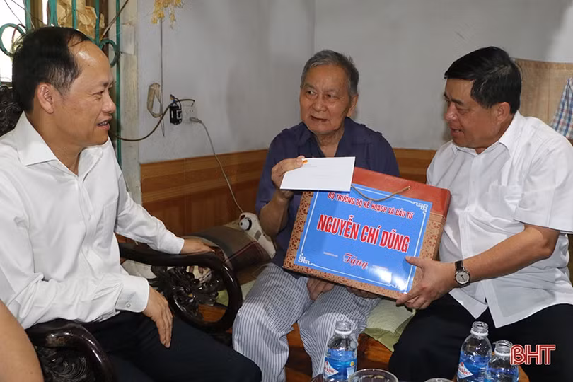 Bộ trưởng Bộ Kế hoạch và Đầu tư thăm hỏi gia đình chính sách ở TP Hà Tĩnh