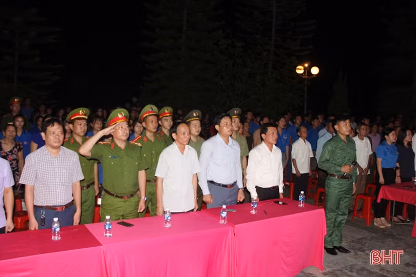 Dâng hương hoa, thắp nến tri ân tại nghĩa trang liệt sỹ ở Hà Tĩnh