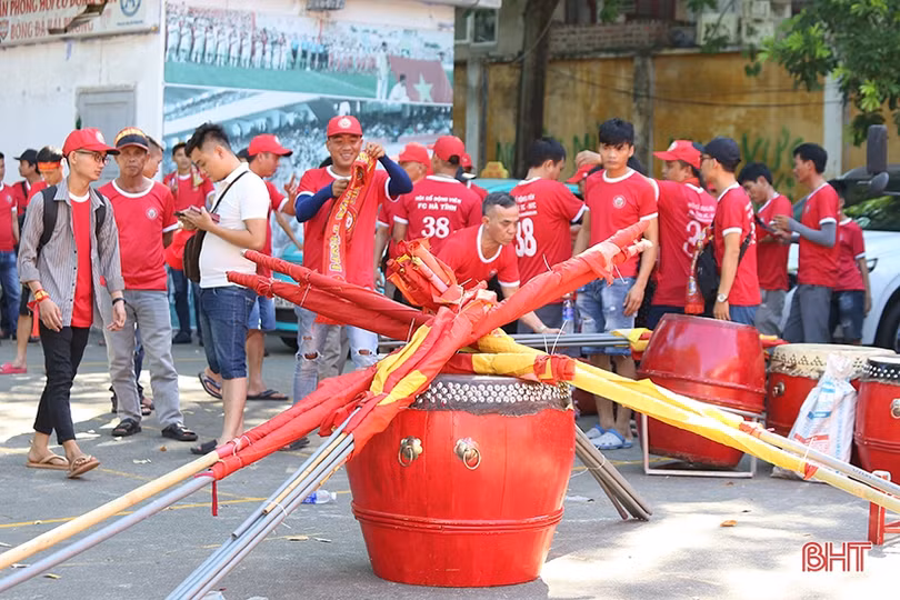 Cổ động viên Hà Tĩnh tiếp lửa trên sân Lạch Tray - Hải Phòng