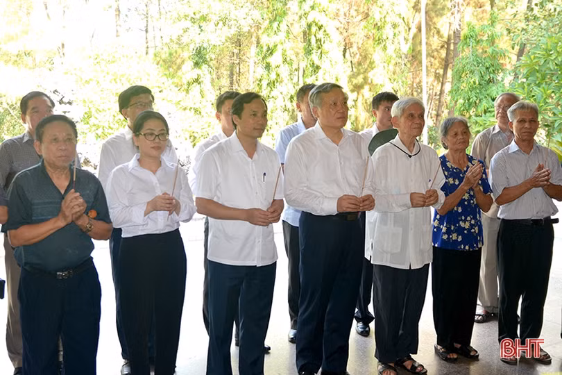 Chánh án Toà án nhân dân Tối cao tặng quà gia đình chính sách tại Hà Tĩnh