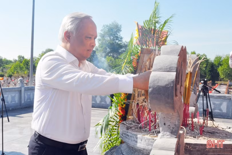 Phó Chủ tịch Quốc hội Uông Chu Lưu thăm hỏi gia đình chính sách tại Hà Tĩnh