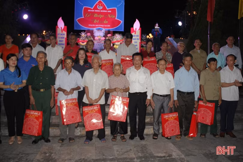 Dâng hương hoa, thắp nến tri ân tại nghĩa trang liệt sỹ ở Hà Tĩnh