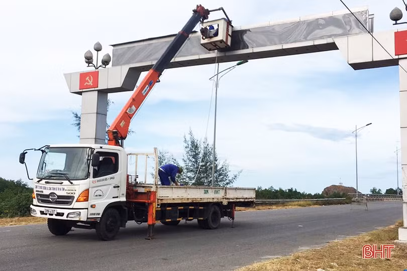 “Tô điểm” phố phường Hà Tĩnh mừng đại hội Đảng các cấp