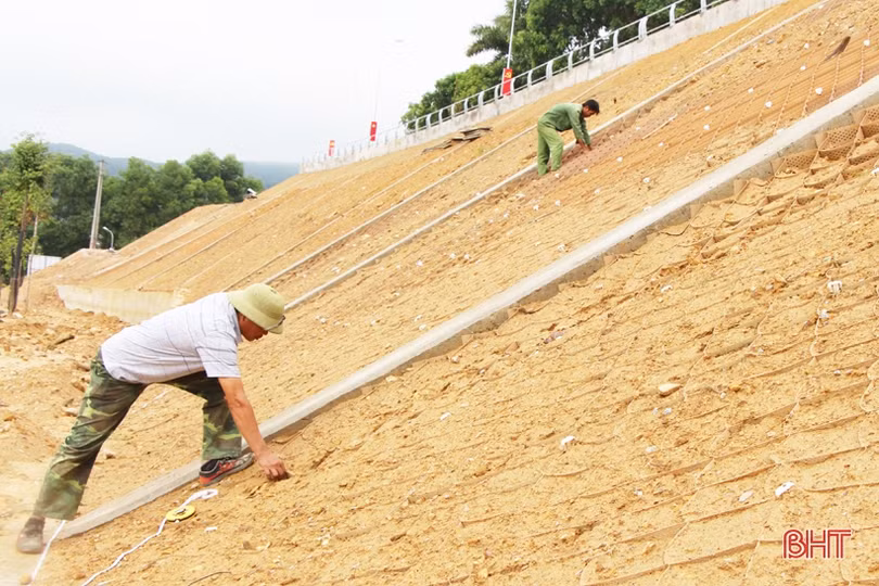 Vượt nắng nóng, tăng tốc các công trình xây dựng cơ bản ở Hà Tĩnh