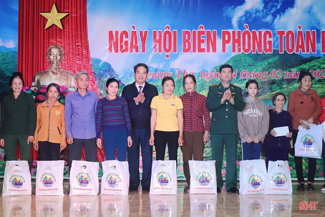 Vui “Ngày hội Biên phòng toàn dân” ở xã biên giới Hà Tĩnh