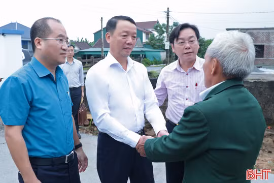 Chủ tịch UBND tỉnh dự lễ trao mô hình sinh kế, khởi công nhà ở cho người nghèo
