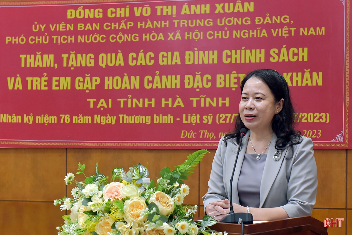 Phó Chủ tịch nước Võ Thị Ánh Xuân dâng hương tại các khu di tích, tặng quà gia đình chính sách ở Hà Tĩnh