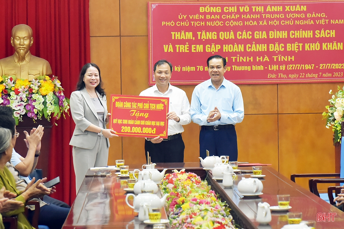 Phó Chủ tịch nước Võ Thị Ánh Xuân dâng hương tại các khu di tích, tặng quà gia đình chính sách ở Hà Tĩnh