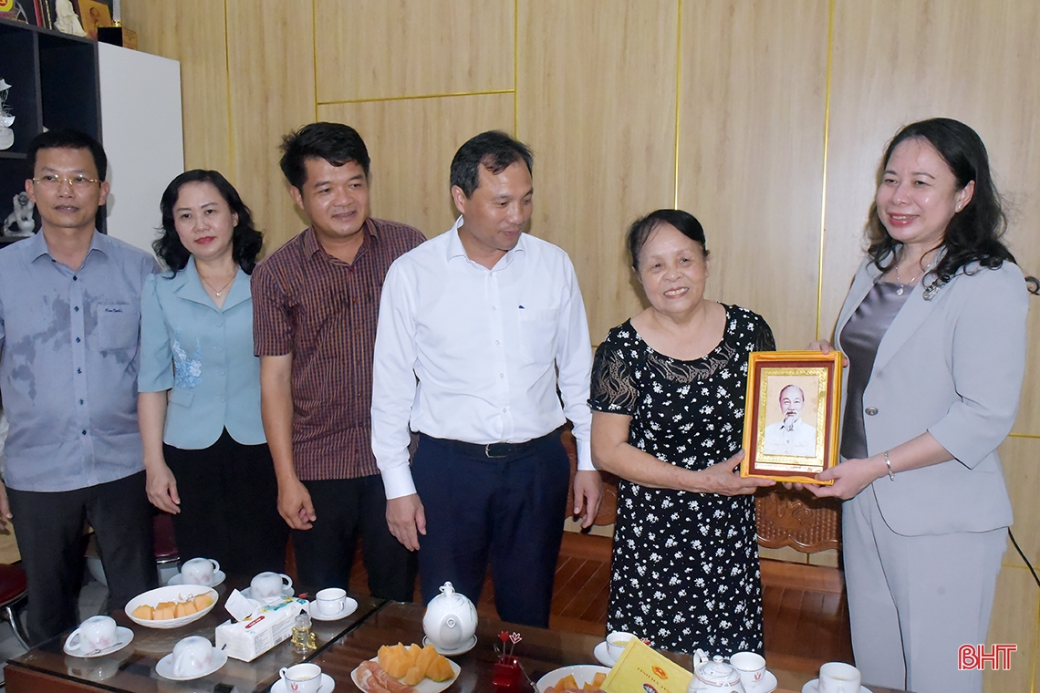 Phó Chủ tịch nước Võ Thị Ánh Xuân dâng hương tại các khu di tích, tặng quà gia đình chính sách ở Hà Tĩnh