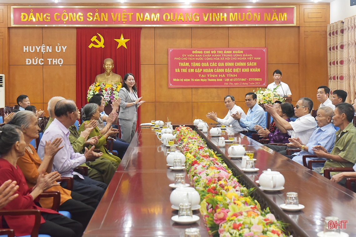 Phó Chủ tịch nước Võ Thị Ánh Xuân dâng hương tại các khu di tích, tặng quà gia đình chính sách ở Hà Tĩnh