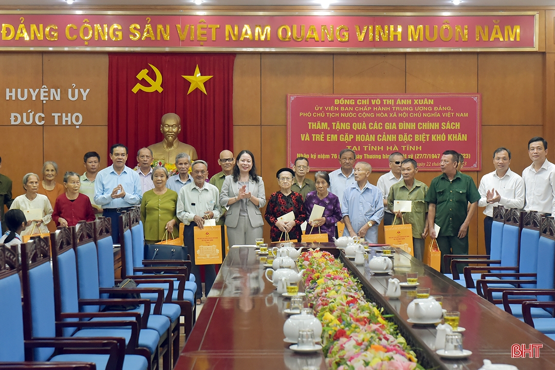 Phó Chủ tịch nước Võ Thị Ánh Xuân dâng hương tại các khu di tích, tặng quà gia đình chính sách ở Hà Tĩnh