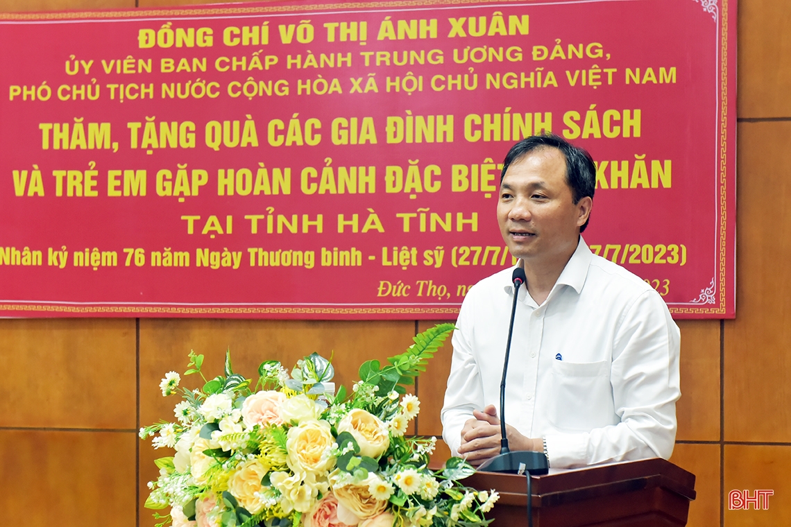 Phó Chủ tịch nước Võ Thị Ánh Xuân dâng hương tại các khu di tích, tặng quà gia đình chính sách ở Hà Tĩnh
