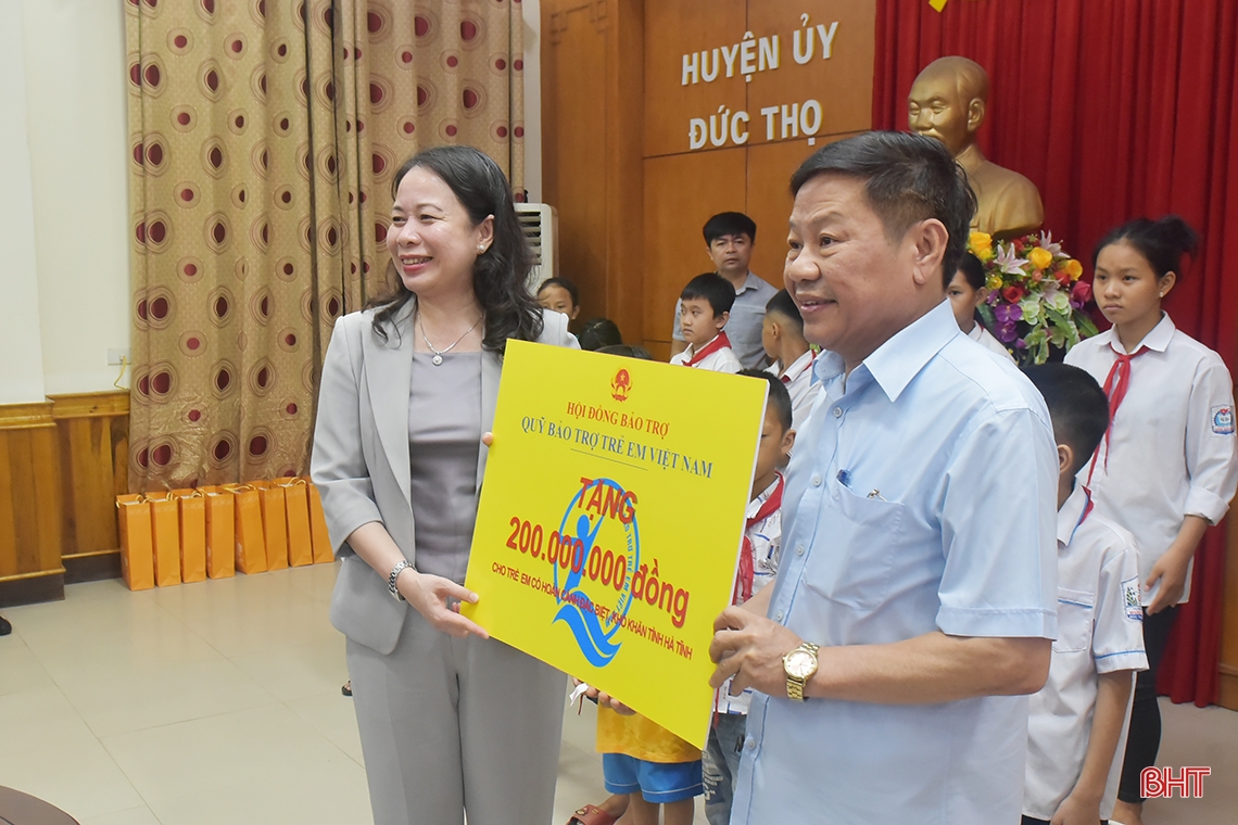 Phó Chủ tịch nước Võ Thị Ánh Xuân dâng hương tại các khu di tích, tặng quà gia đình chính sách ở Hà Tĩnh