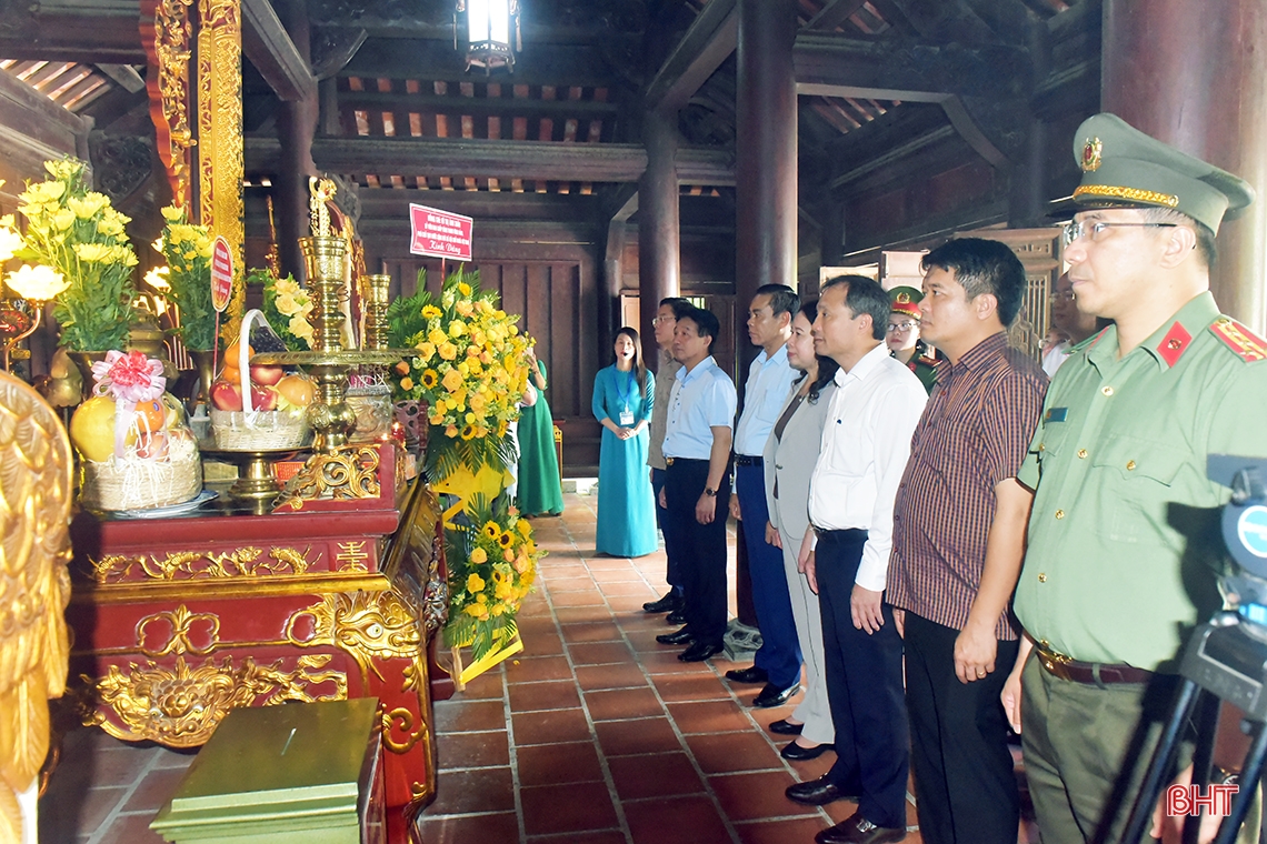 Phó Chủ tịch nước Võ Thị Ánh Xuân dâng hương tại các khu di tích, tặng quà gia đình chính sách ở Hà Tĩnh
