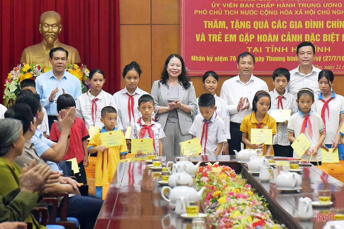 Phó Chủ tịch nước Võ Thị Ánh Xuân dâng hương tại các khu di tích, tặng quà gia đình chính sách ở Hà Tĩnh