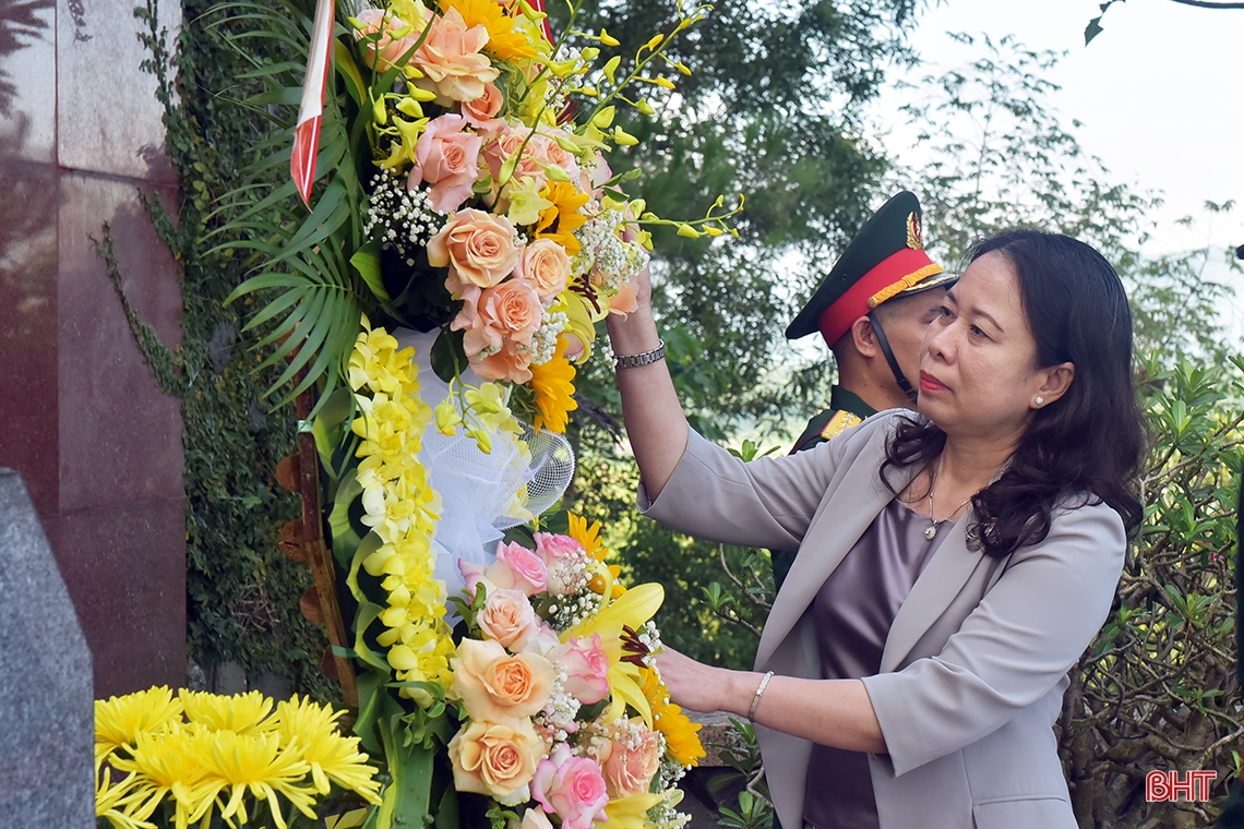 Phó Chủ tịch nước Võ Thị Ánh Xuân dâng hương tại các khu di tích, tặng quà gia đình chính sách ở Hà Tĩnh