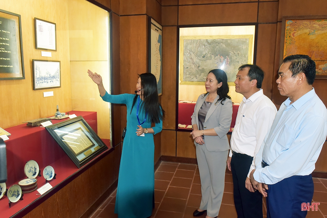 Phó Chủ tịch nước Võ Thị Ánh Xuân dâng hương tại các khu di tích, tặng quà gia đình chính sách ở Hà Tĩnh