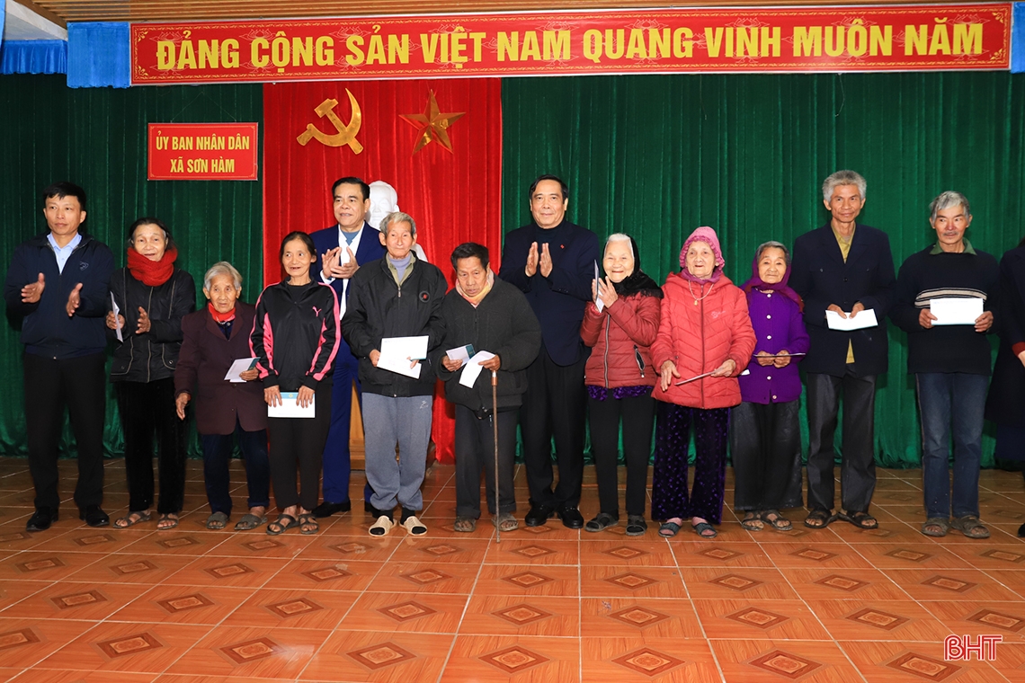 Chủ tịch Hội Người cao tuổi Việt Nam trao quà tết cho hộ nghèo ở Hà Tĩnh