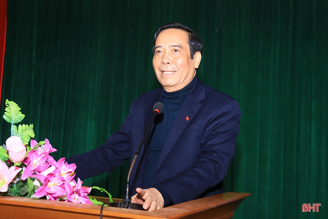 Chủ tịch Hội Người cao tuổi Việt Nam trao quà tết cho hộ nghèo ở Hà Tĩnh