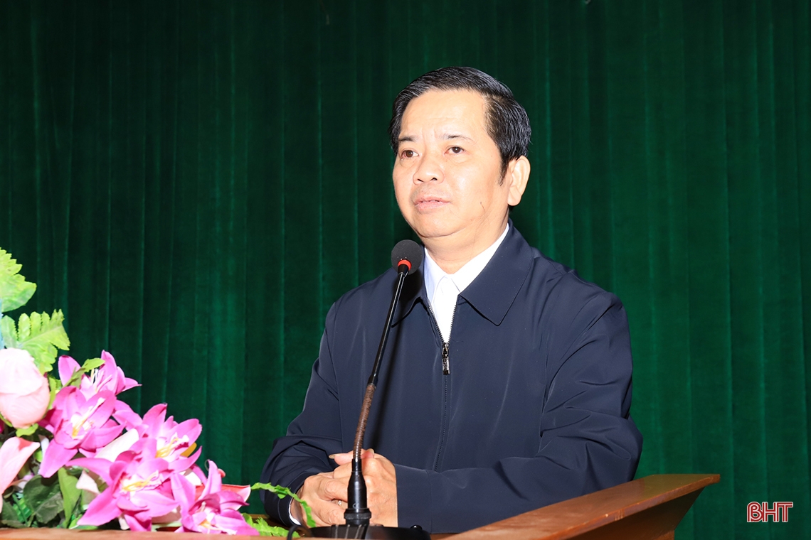 Chủ tịch Hội Người cao tuổi Việt Nam trao quà tết cho hộ nghèo ở Hà Tĩnh