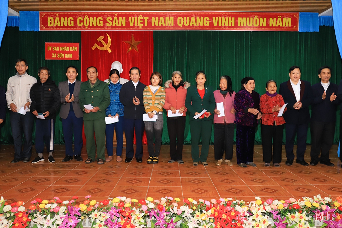 Chủ tịch Hội Người cao tuổi Việt Nam trao quà tết cho hộ nghèo ở Hà Tĩnh