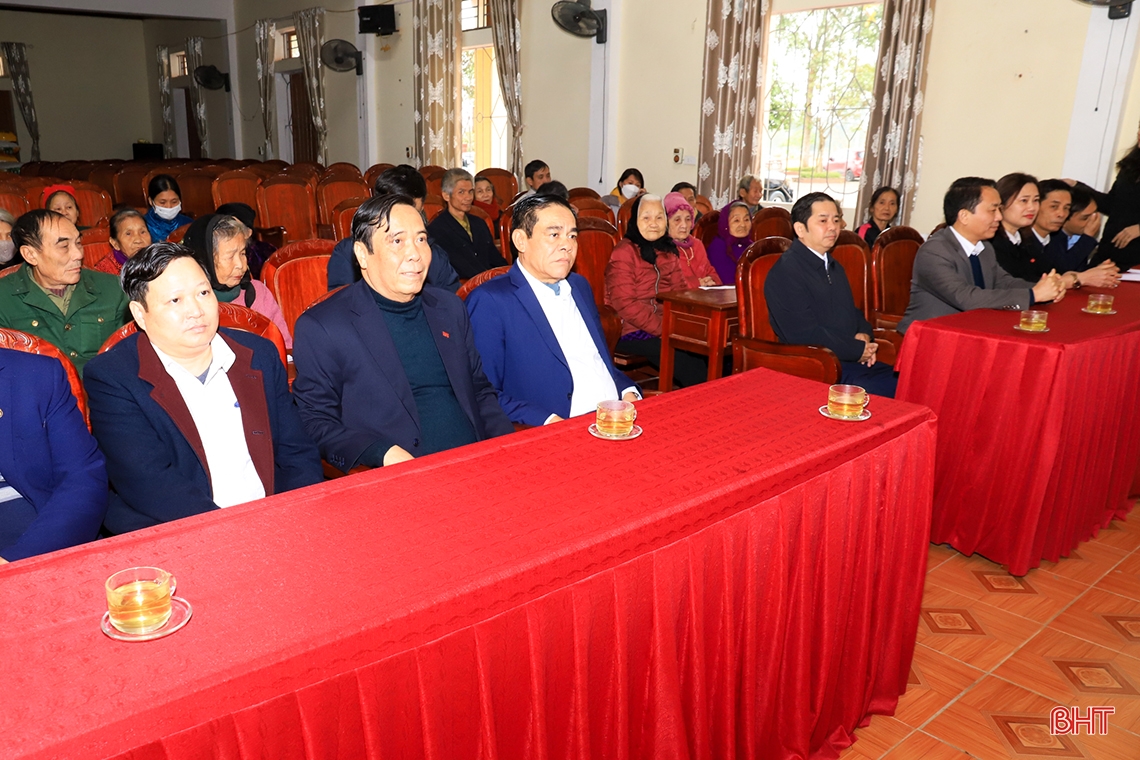 Chủ tịch Hội Người cao tuổi Việt Nam trao quà tết cho hộ nghèo ở Hà Tĩnh