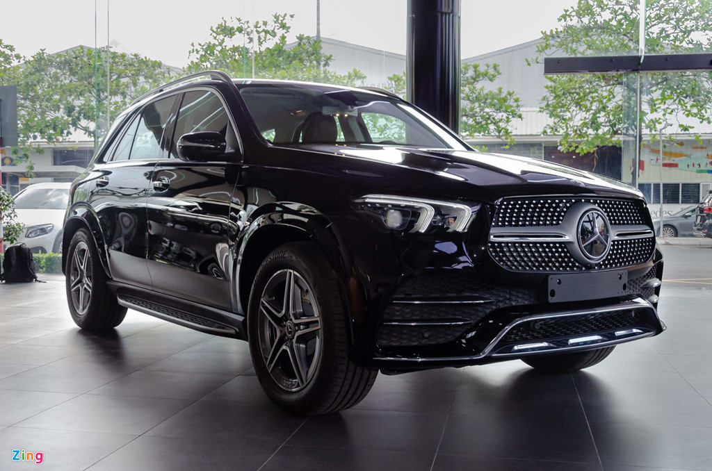 Mercedes-Benz Việt Nam chuẩn bị giới thiệu GLE-Class 2019 tại Vietnam Motor Show tới đây. Chiếc SUV 7 chỗ có ngoại hình mới cá tính và hiện đại hơn so với các phiên bản cũ. Đi cùng với đó, GLE 2019 được nâng cấp thêm nhiều tính năng, trang bị ở cả bên ngoài lẫn bên trong khoang lái. Mercedes GLE 2019 sắp bán tại Việt Nam có thêm một loạt công nghệ mới