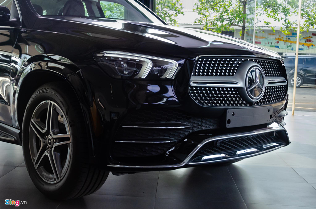 Đầu xe gây ấn tượng với các chi tiết nằm trong gói AMG Line: lưới tản nhiệt dạng tinh thể kim cương với logo Mercedes có 1 thanh cắt ngang, cản trước cỡ lớn hầm hố hơn và mâm xe hợp kim 20" tạo hình ngôi sao 5 cánh. Ngoài ra, cùm phanh cũng được nâng cấp thành loại thể thao với hiệu năng phanh tốt hơn. Mercedes GLE 2019 sắp bán tại Việt Nam có thêm một loạt công nghệ mới