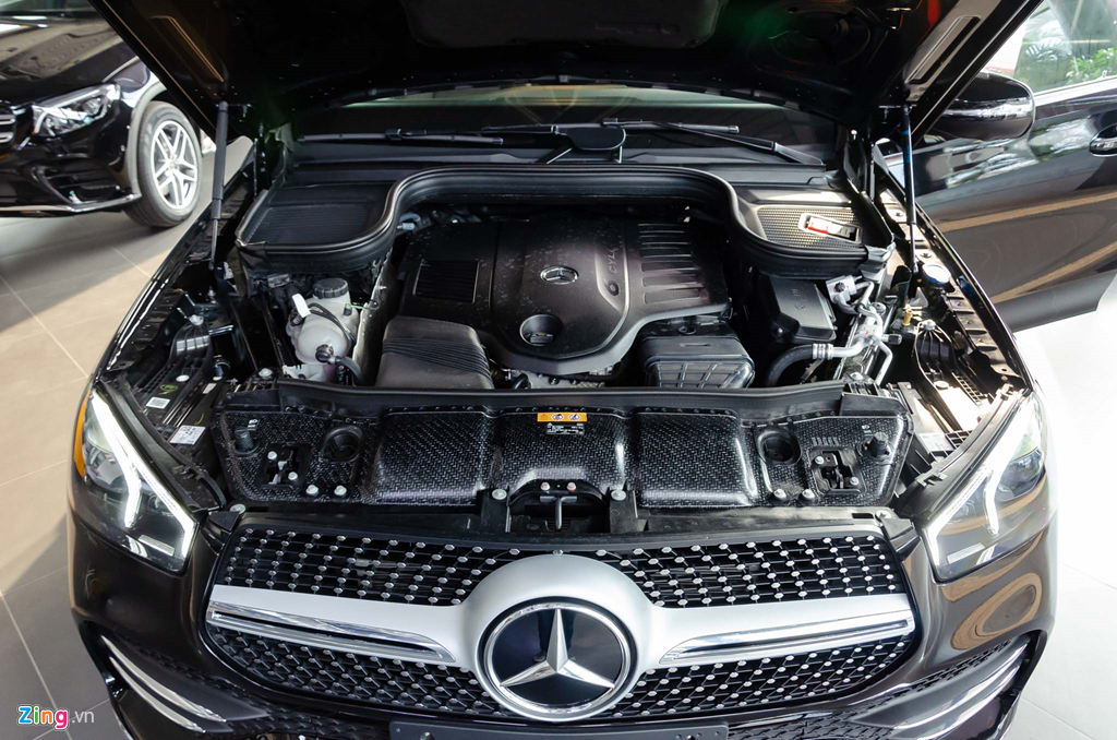 Mercedes GLE 450 4MATIC trang bị động cơ xăng I6 3.0L tăng áp cuộn đôi sản sinh công suất 362 mã lực và mô-men xoắn 500 Nm. Hộp số là loại tự động 9 cấp 9G-TRONIC, kết hợp cùng hệ dẫn động 4 bánh toàn thời gian 4MATIC. Mercedes GLE 2019 sắp bán tại Việt Nam có thêm một loạt công nghệ mới