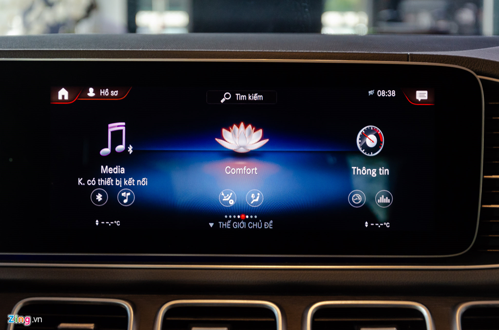 Một điểm đáng chú ý là việc Mercedes sẽ trang bị cho GLE mới hệ thống thông tin giải trí Mercedes-Benz User Experience (MBUX) với giao diện tiếng Việt. Hệ thống này có thể giao tiếp và dự đoán trước thao tác sử dụng của người dùng thông qua chuyển động của ngón tay. Mercedes GLE 2019 sắp bán tại Việt Nam có thêm một loạt công nghệ mới