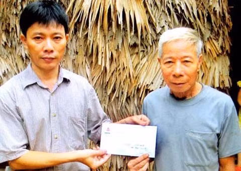 Các nhà hảo tâm tặng quà cho ông Đào Xuân Ngụ, xã Đức Tùng (Đức Thọ - Hà Tĩnh) nhân Ngày vì nạn nhân chất độc da cam 10-8-2009.