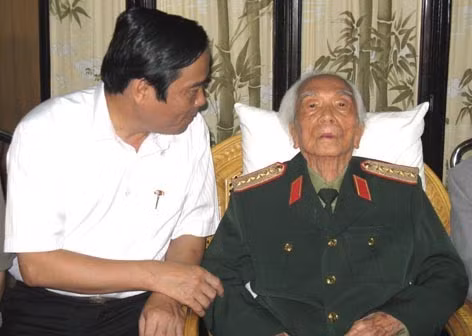 Thay mặt Đảng bộ và nhân dân Hà Tĩnh, Bí thư TU Nguyễn Thanh Bình kính chúc Đại tướng trường thọ...