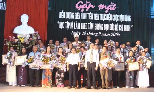 Lãnh đạo Ban Tuyên giáo Tỉnh ủy Hà Tĩnh và huyện Thạch Hà tặng BK cho các tập thể, cá nhân xuất sắc
