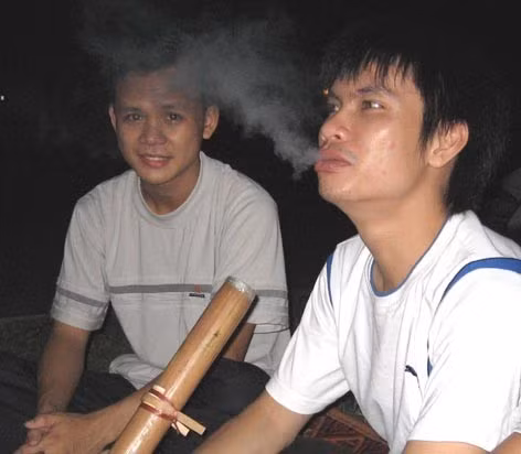vô tư nhả khói