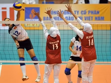 ĐTVN (áo trắng) tiếp tục vượt qua Iran để xếp hạng 7 chung cuộc trong số 14 đội - Ảnh: Nhật Vy.
