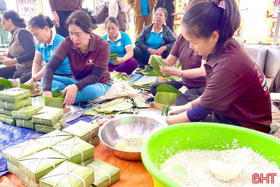 Gói 2.200 bánh chưng dâng lên Lễ hội đền Cả - Dinh đô Quan Hoàng Mười