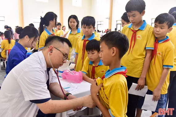Khám bệnh miễn phí, tặng quà cho trẻ em và các trường học ở xã Vũ Quang