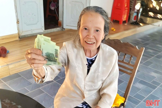 Người dân phấn khởi khi nhận quà Tết của Đảng, Nhà nước trong ngày cuối năm