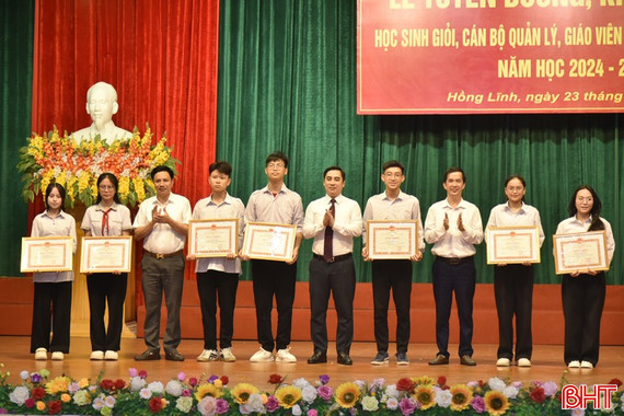 Thị xã Hồng Lĩnh tuyên dương 175 học sinh, giáo viên giỏi