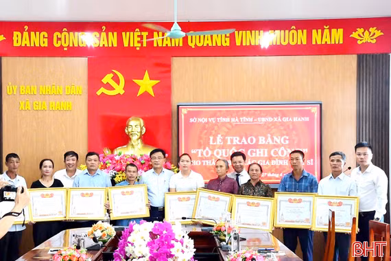 Trao Bằng "Tổ quốc ghi công" cho thân nhân 16 liệt sĩ