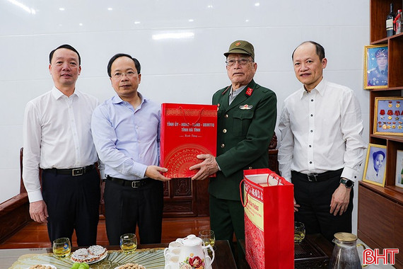 Hơn 78.500 người có công Hà Tĩnh được tặng quà tết Nguyên đán Bính Ngọ 