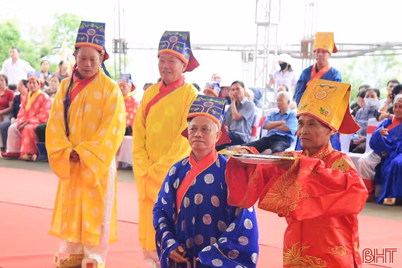 Linh thiêng lễ tế dân gian Đức Thủy tổ Kinh Dương Vương và các Vua Hùng