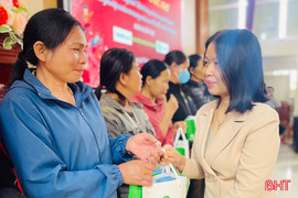 Khánh thành công trình bán trú, tặng quà cho người dân khó khăn