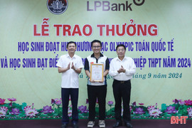 Trao thưởng cho 117 học sinh đạt thành tích cao trong các cuộc thi