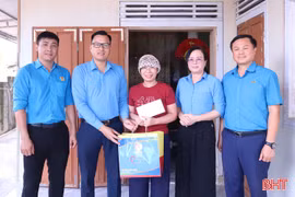 Trao quà của Tổng Liên đoàn Lao động Việt Nam cho đoàn viên khó khăn