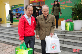 Nhiều cách kêu gọi nguồn lực chăm lo tết cho các đối tượng yếu thế