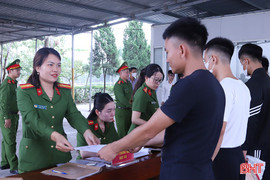 Trao quyết định đặc xá cho 113 phạm nhân đang thụ án ở Hà Tĩnh