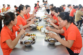 Gắn kết nơi bàn ăn, bền vững nơi nhà máy 