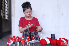 Người phụ nữ tật nguyền và những con búp bê gieo hy vọng 